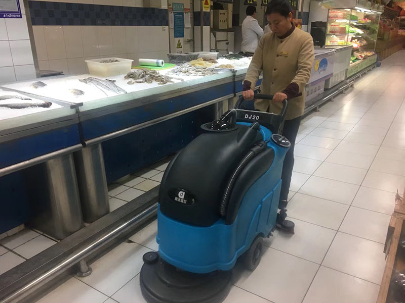 大型超市選擇鼎潔盛世DJ20手推式洗地機(jī)